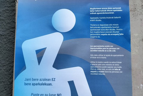 Mugikortasun urriko pertsonentzako aparkalekuak eta txartelak egoki erabiltzeko kanpaina hasi du Trauti elkarteak