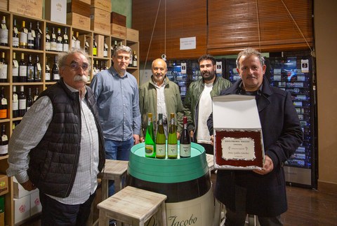 Murgialdai txakolindegiko Aritz Galdosek Baccus saria jaso du