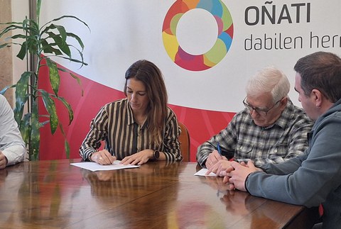 Oñati abesbatzaren 60. urteurrenaren harira, lankidetza hitzarmena sinatu du taldeak Udalarekin