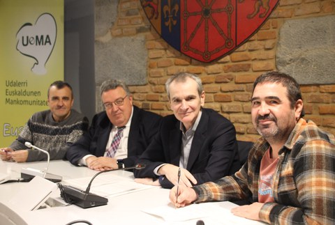 Oñatiko bulegoetan euskara lehenesteko konpromisoa berretsi dute Kutxabankek eta Laboral Kutxak