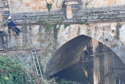 Parrokiako klaustroa garbitzen ibili dira, barrutik eta kanpotik
