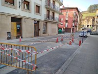 Ramon Irizar kalea itxita dago, asfaltatze lanak direla eta