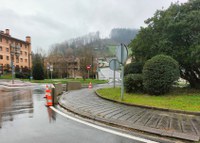 Roke Azkune aurrealdeko biribilgunea konpontzen ari dira