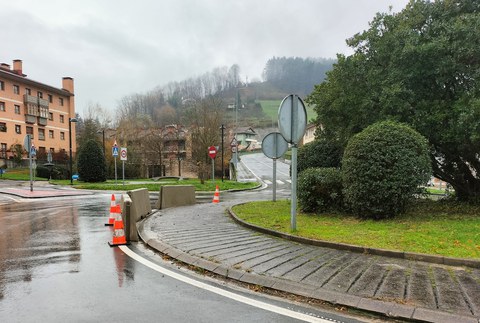 Roke Azkune aurrealdeko biribilgunea konpontzen ari dira