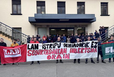 Segurtasuna lehenestea eskatuz elkarretaratzea egin dute Garay enpresa aurrealdean