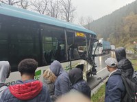 Sei zauritu arin eragin zituen Lurraldebuseko autobus batek Zubillagan atzo izan zuen istripuak