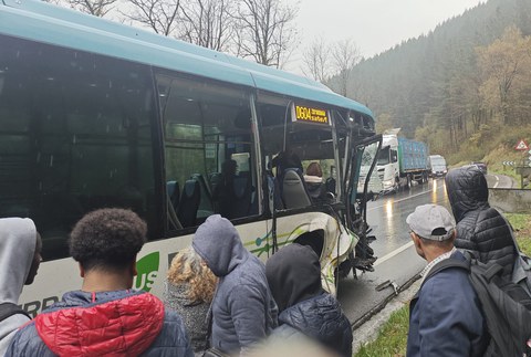 Sei zauritu arin eragin zituen Lurraldebuseko autobus batek Zubillagan atzo izan zuen istripuak