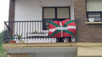 Tourraren harira, etxeko balkoietan ikurrinak jartzera animatzen ditu herritarrak Oñatiko EAJk