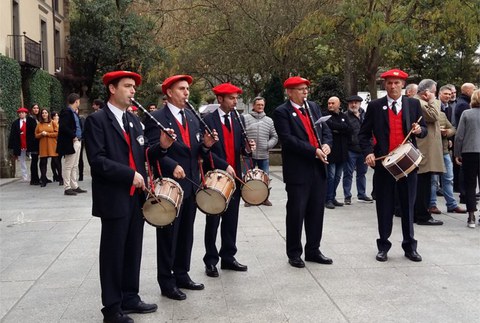 Txistuaren transmisioa bermatzeko hitzarmena berritu dute Udalak eta Jose de Azpiazu musika eskolak