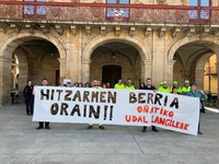 Udal langileek bi orduko lanuztea egingo dute, lan hitzarmenaren alde
