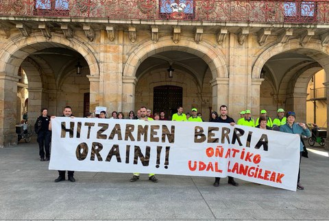 Udal langileek bi orduko lanuztea egingo dute, lan hitzarmenaren alde