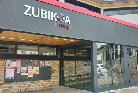 Udalak bi babesgune klimatiko ireki ditu, tenperatura altuei aurre egiteko