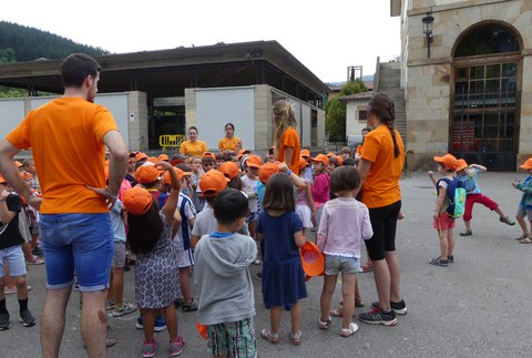 Udaleku irekietan, arte udalekuetan eta uda kanpainan begirale izateko izen-ematea zabalik dago, martxoaren 29ra arte