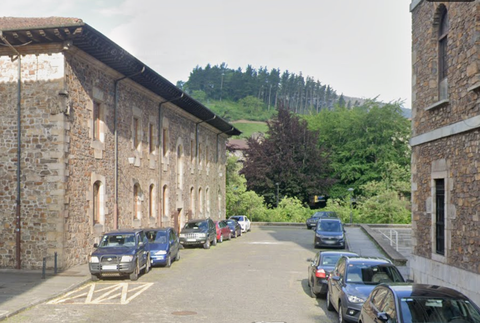 Unibertsitate atzealdeko aparkalekuak hustuko dira birgaitze lanetarako materiala uzteko