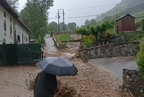 Ur handiak izan ziren Arantzazun, atzo, bereziki Gesaltza baserrietan