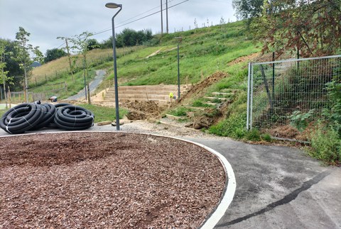 Urgain herri eskolako jolasgunea berritzeko azken lanak egiten hasi dira, gaur