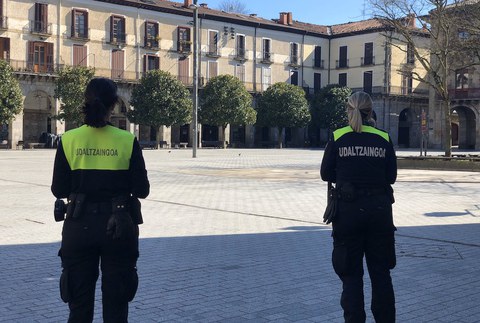 Ustez herritarrak beldurtu asmoz dabiltzan kaputxadunak identifikatzeko lanean ari da Udaltzaingoa