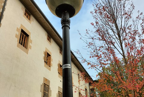 Zenbakidun plakak jartzen ari dira herriko faroletan, identifikazioa erraztu eta matxuren konponketa arintzeko