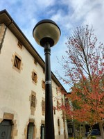 Zenbakidun plakak jartzen ari dira herriko faroletan, identifikazioa erraztu eta matxuren konponketa arintzeko