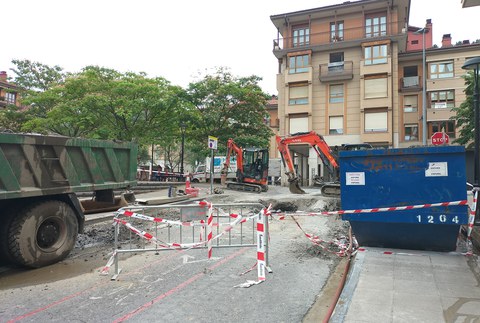 Zubibarri kalea trafikorako itxita dago, ur ihes baten konponketa dela eta